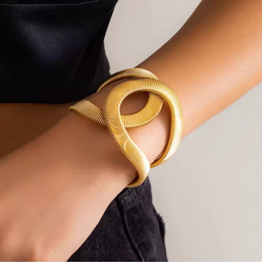 Vintage Gold Twisted Elegant Bracelet - Picture 4 of 6